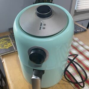 Dash Small 2 quart air fryer light blue